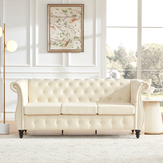 Divano Chesterfield beige da 78,7'' in lino, 3 posti con braccioli imbottiti e arrotolati, finiture con borchie e gambe tornite in legno