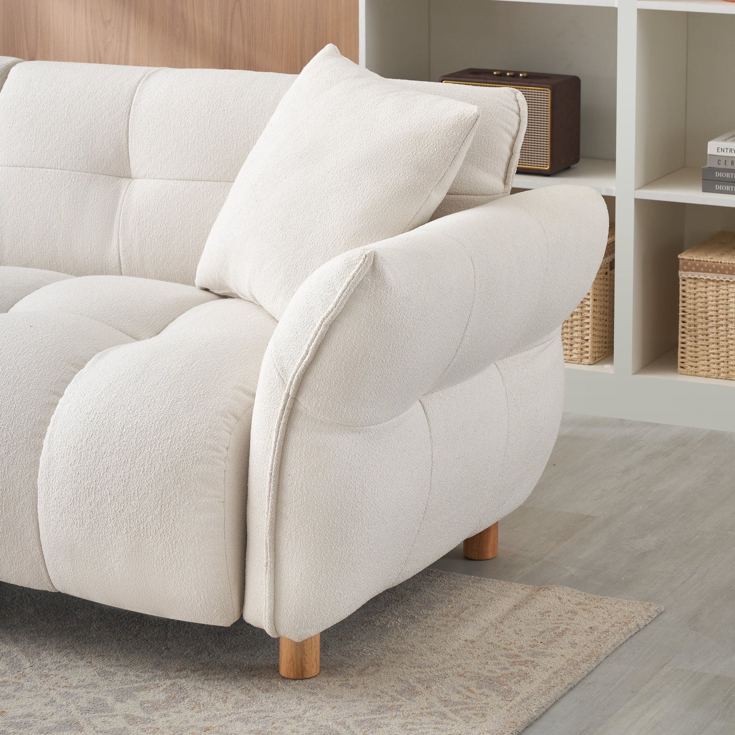 Divano a 3 posti rivestito in tessuto Teddy beige 93,70 con due cuscini coordinati per soggiorno