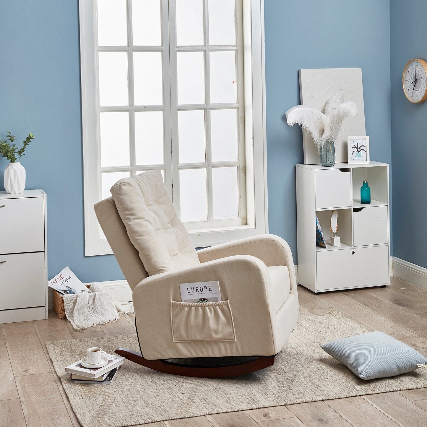 Poltrona reclinabile beige regolabile per balcone o tatami, con schienale alto, gambe in legno massello e tasche laterali portaoggetti