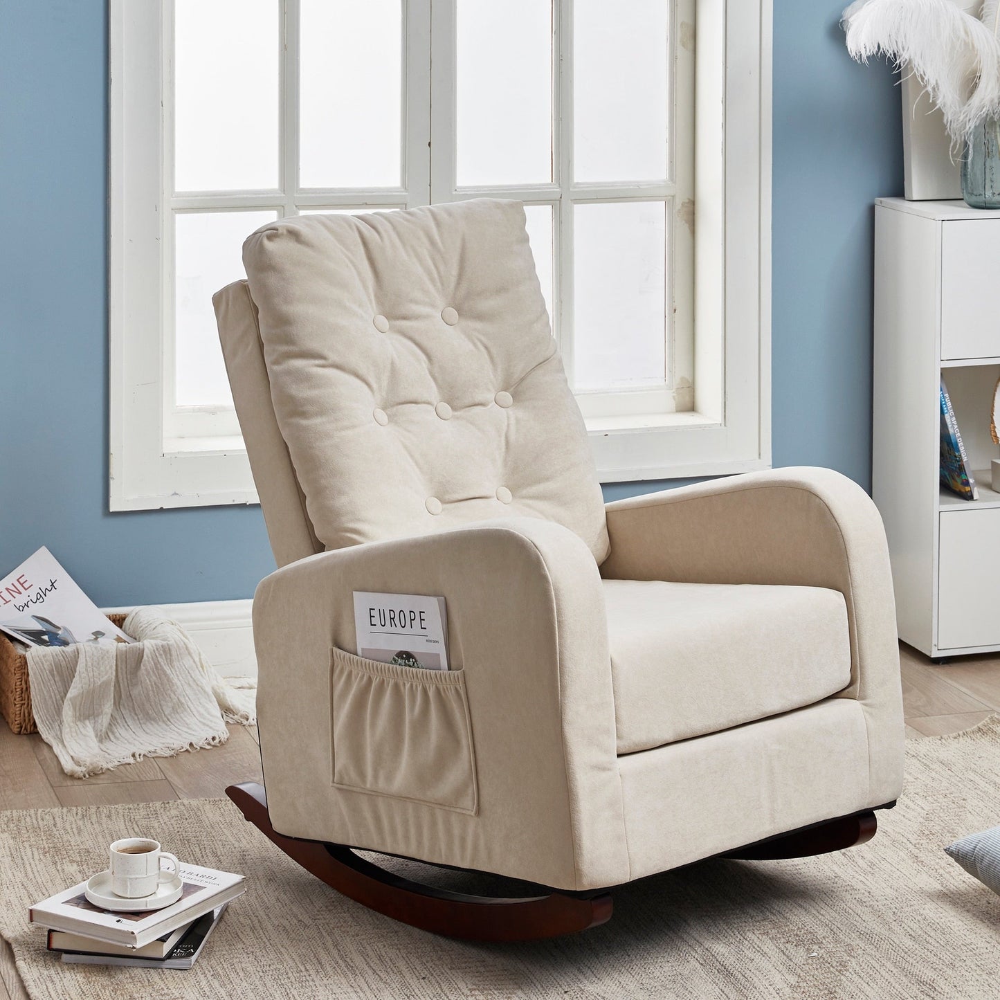 Poltrona reclinabile regolabile beige con gambe in legno massello, schienale alto e tasche laterali per il relax