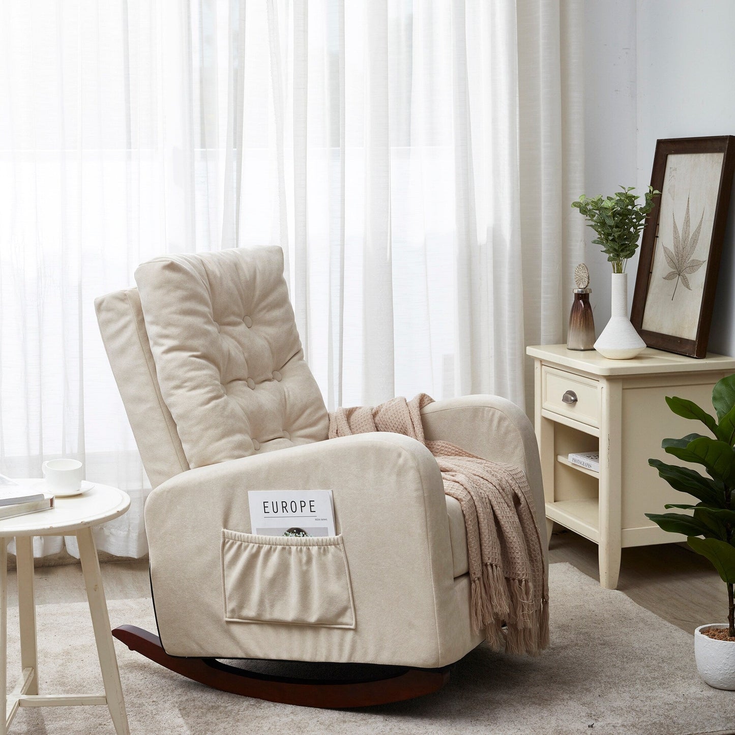 Poltrona reclinabile regolabile beige con gambe in legno robusto, schienale alto e opzioni di archiviazione laterale