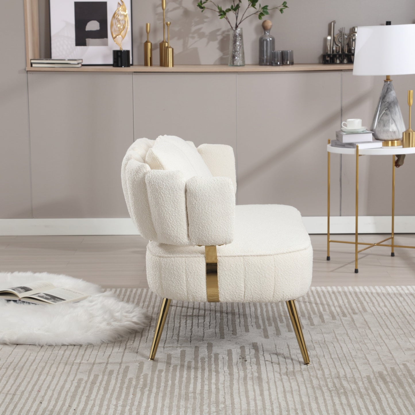 Divano a due posti in boucle beige con struttura in metallo