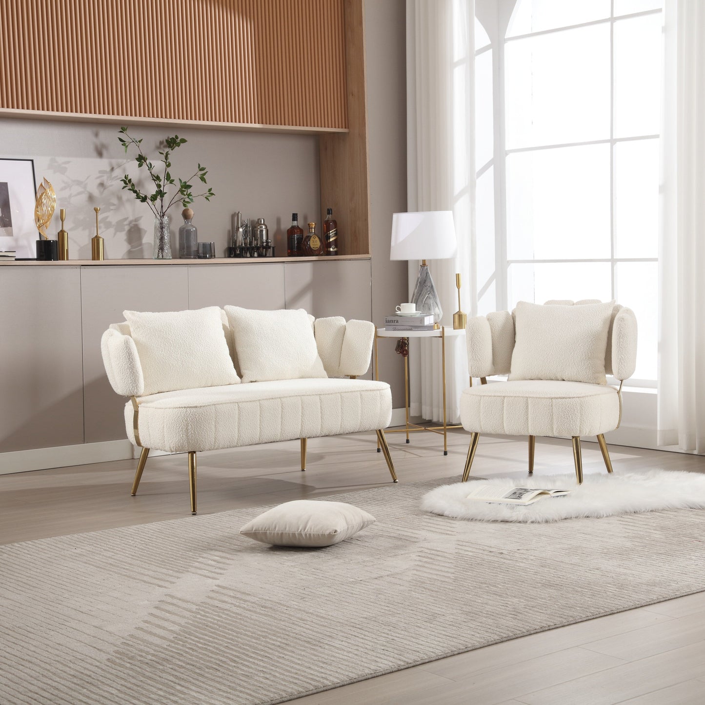 Divano a due posti in boucle beige con struttura in metallo