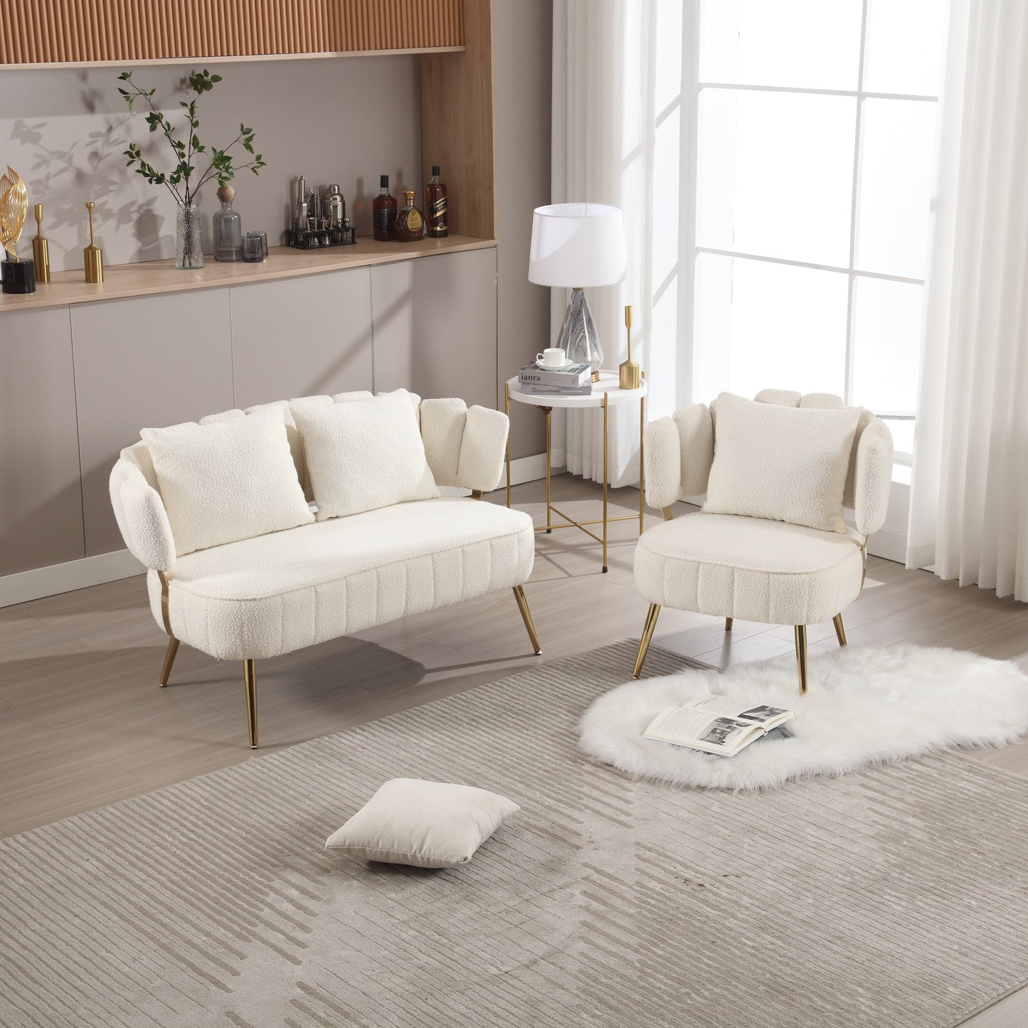 Divano a due posti in boucle beige con struttura in metallo