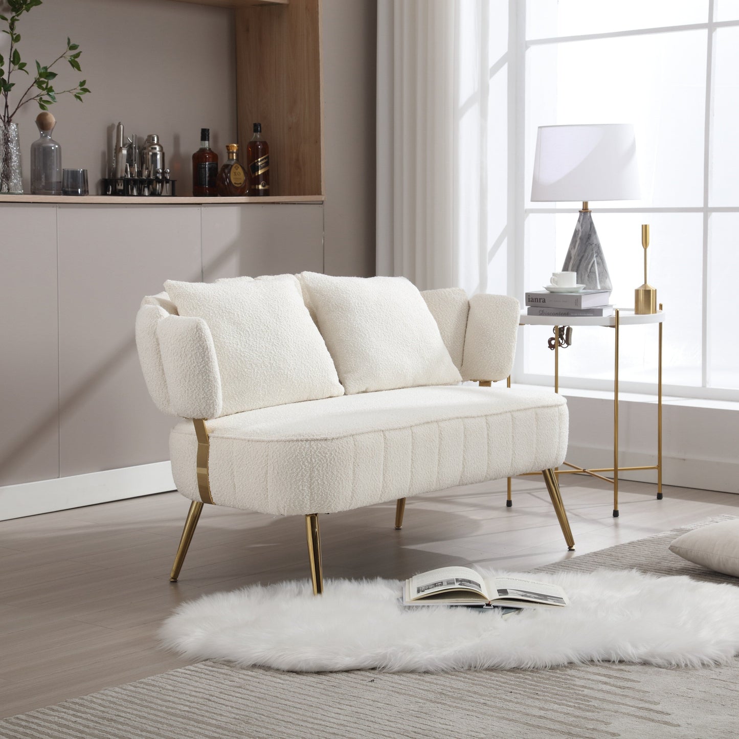 Divano a due posti in boucle beige con struttura in metallo