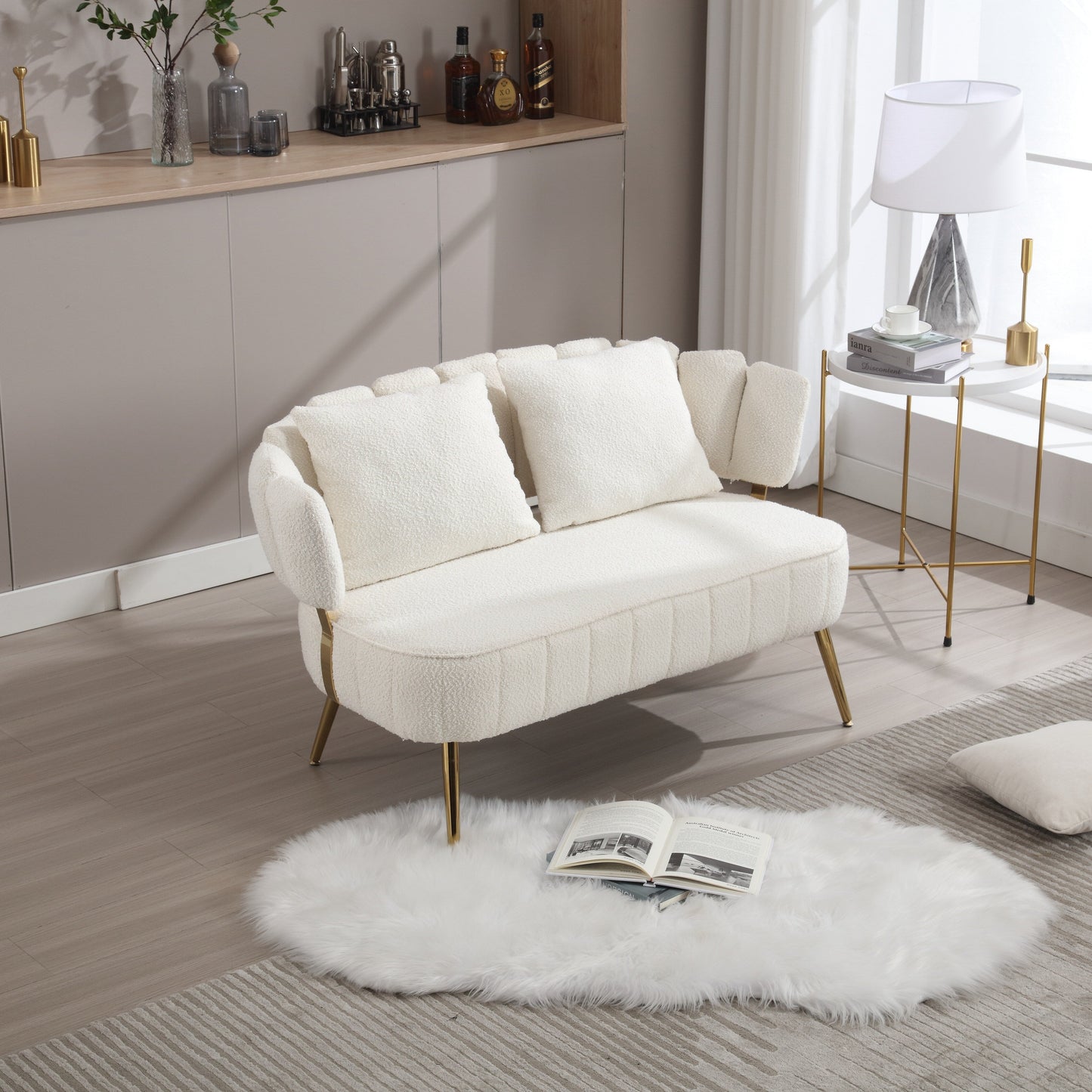 Divano a due posti in boucle beige con struttura in metallo