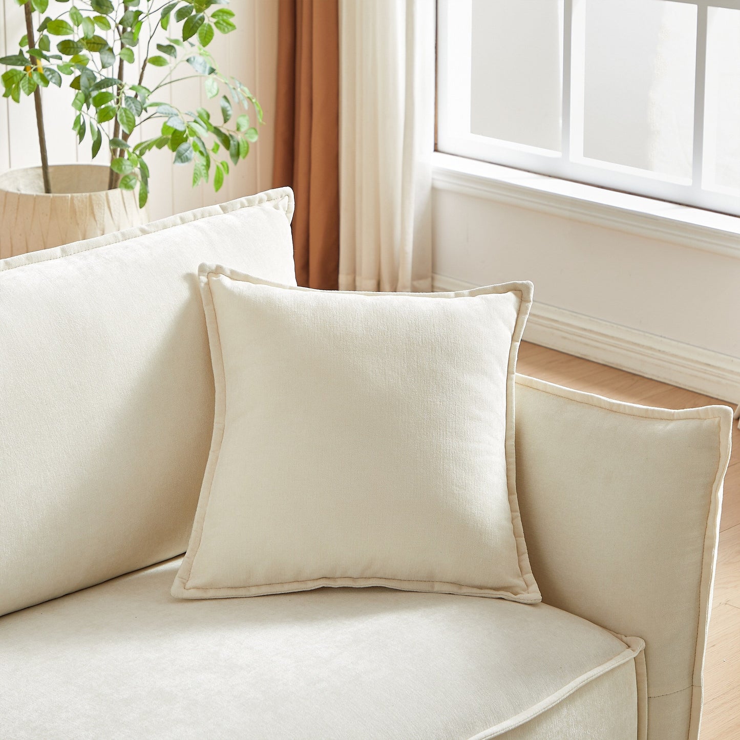 Divano a 3 posti in ciniglia beige con cuscini extra
