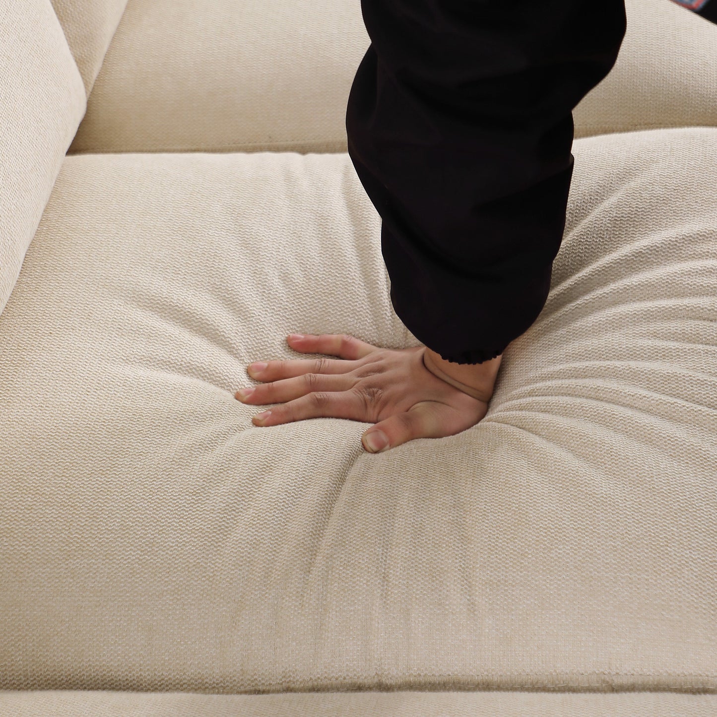 Divano a 3 posti in ciniglia beige con braccioli arrotolati