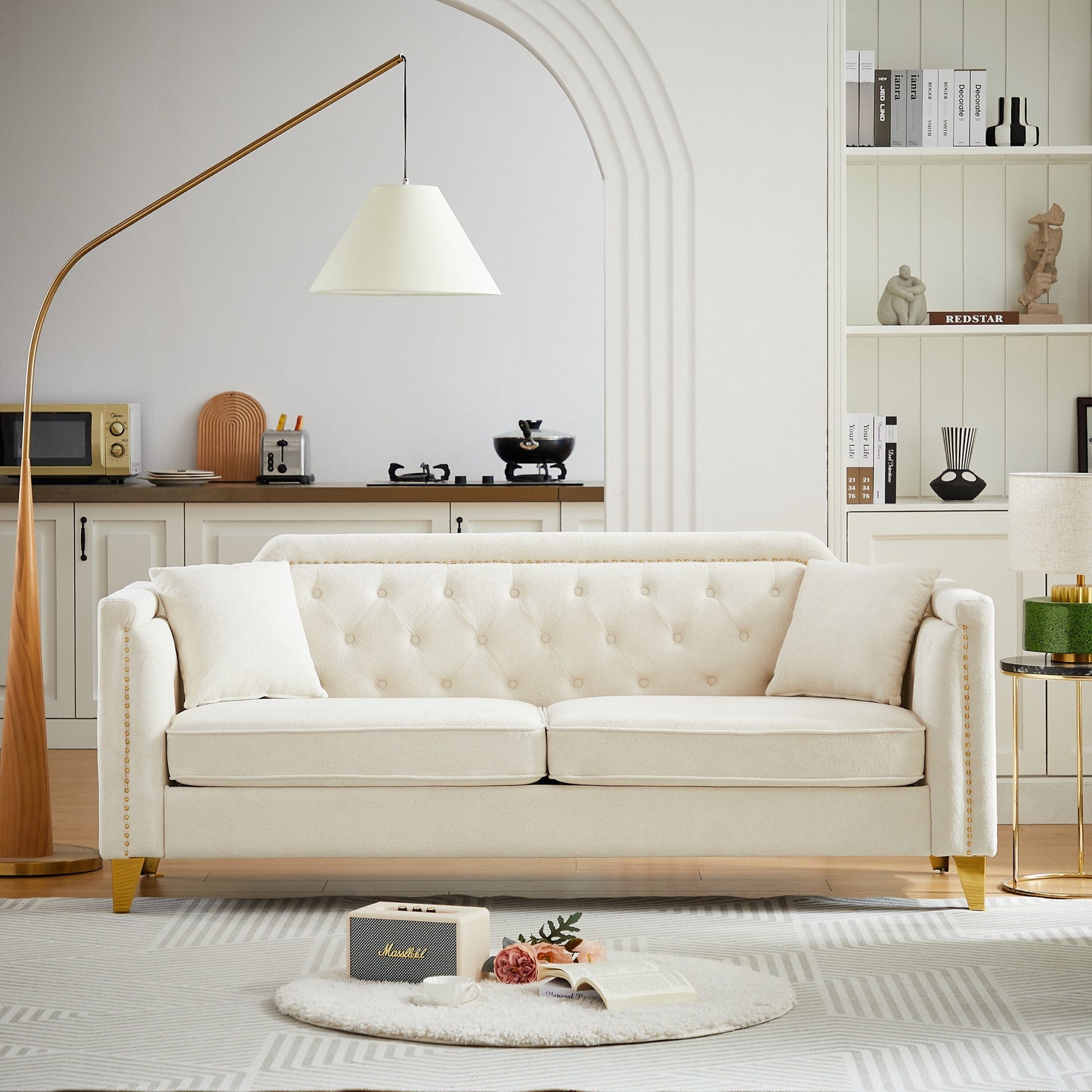 Divano capitonné a 3 posti in ciniglia beige con decorazione a chiodi in rame