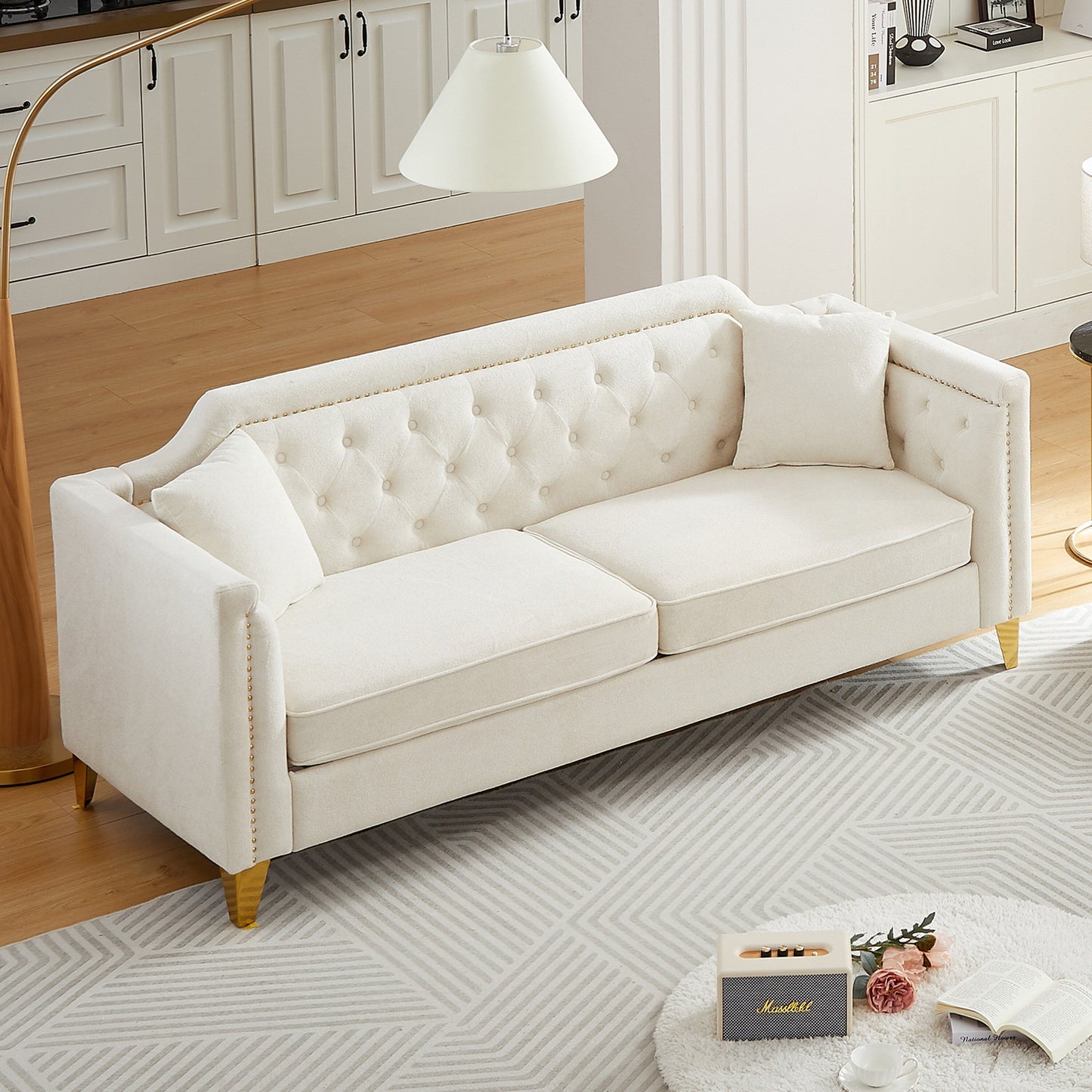 Divano capitonné a 3 posti in ciniglia beige con decorazione a chiodi in rame