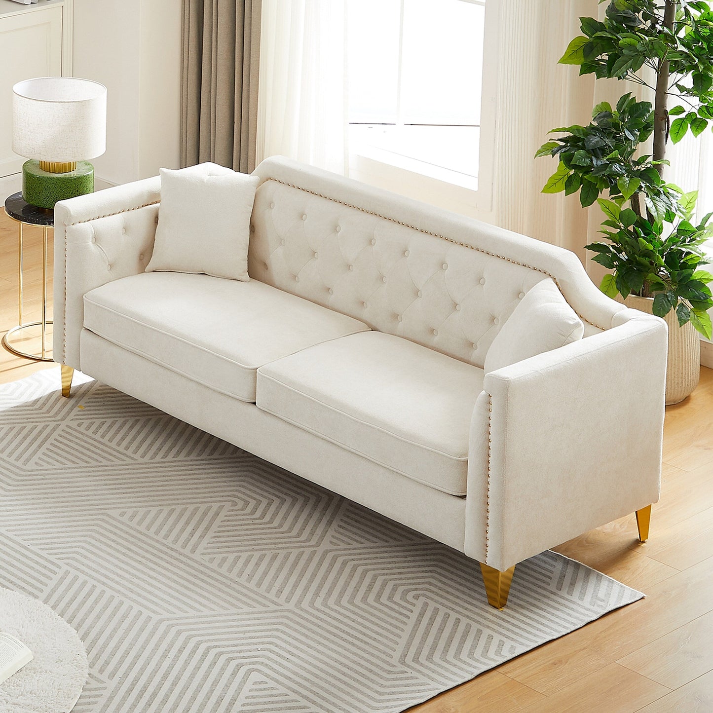 Divano capitonné a 3 posti in ciniglia beige con decorazione a chiodi in rame