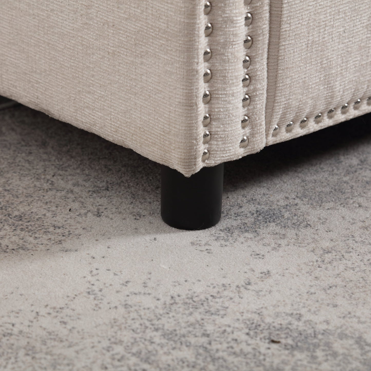 Divano a due posti in ciniglia beige con tasca e borchie