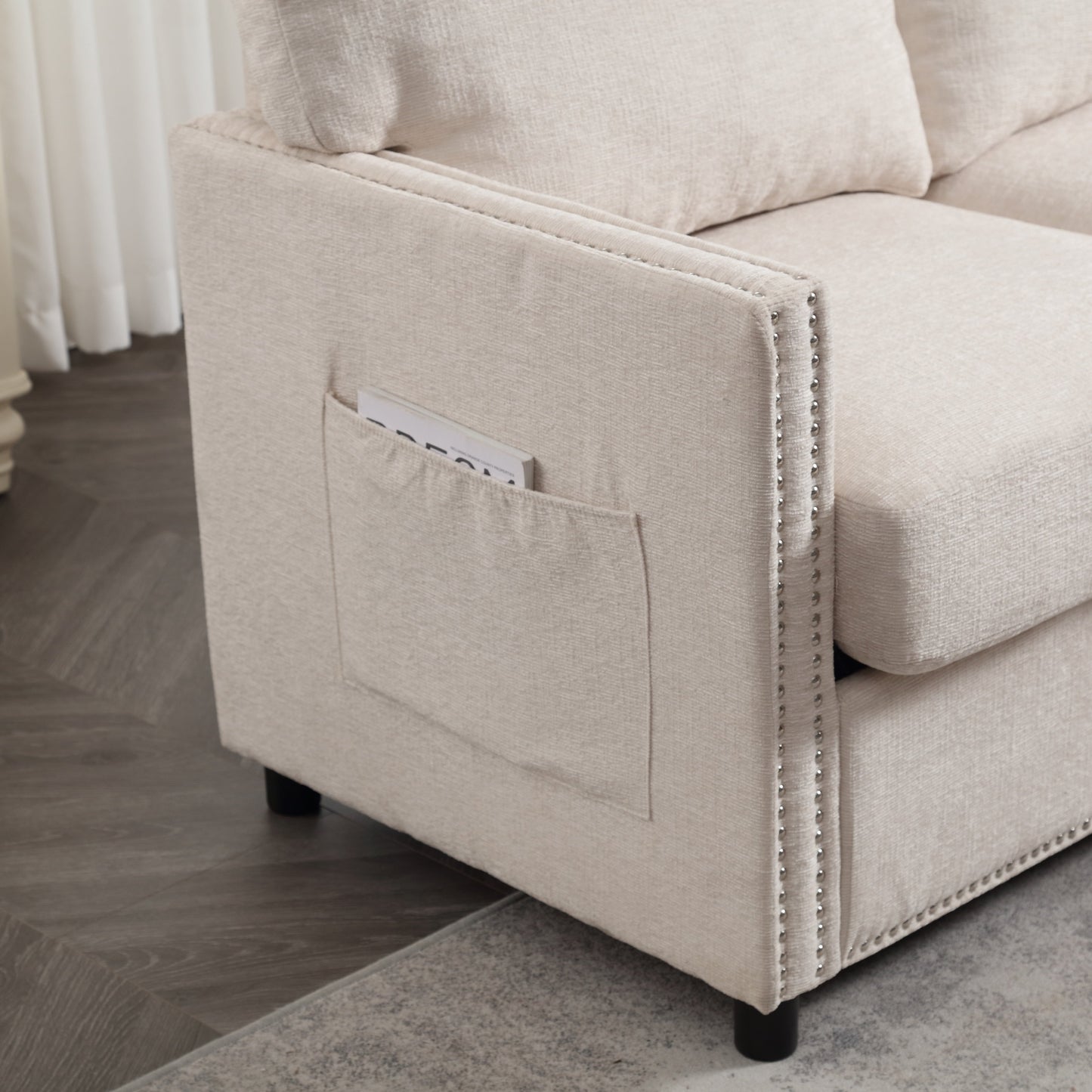 Divano a due posti in ciniglia beige con tasca e borchie