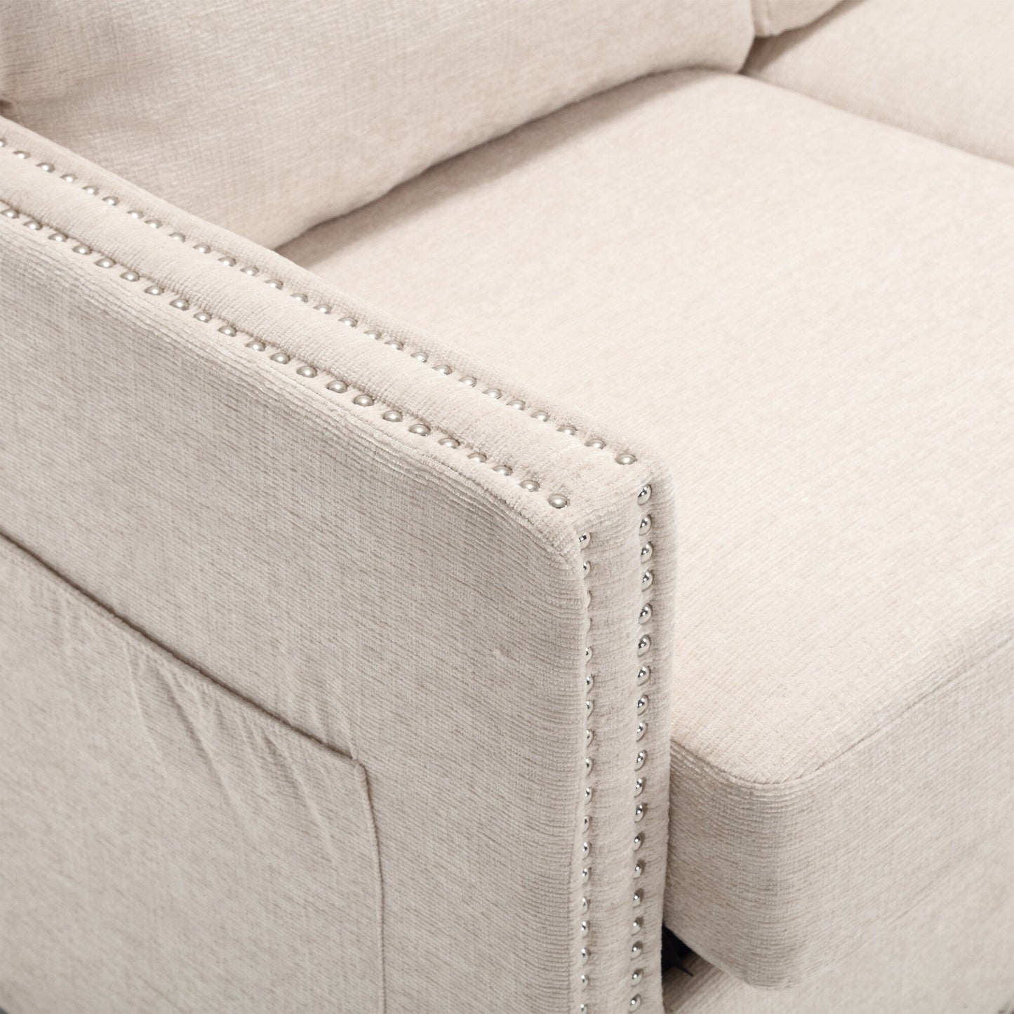 Divano a due posti in ciniglia beige con tasca e borchie