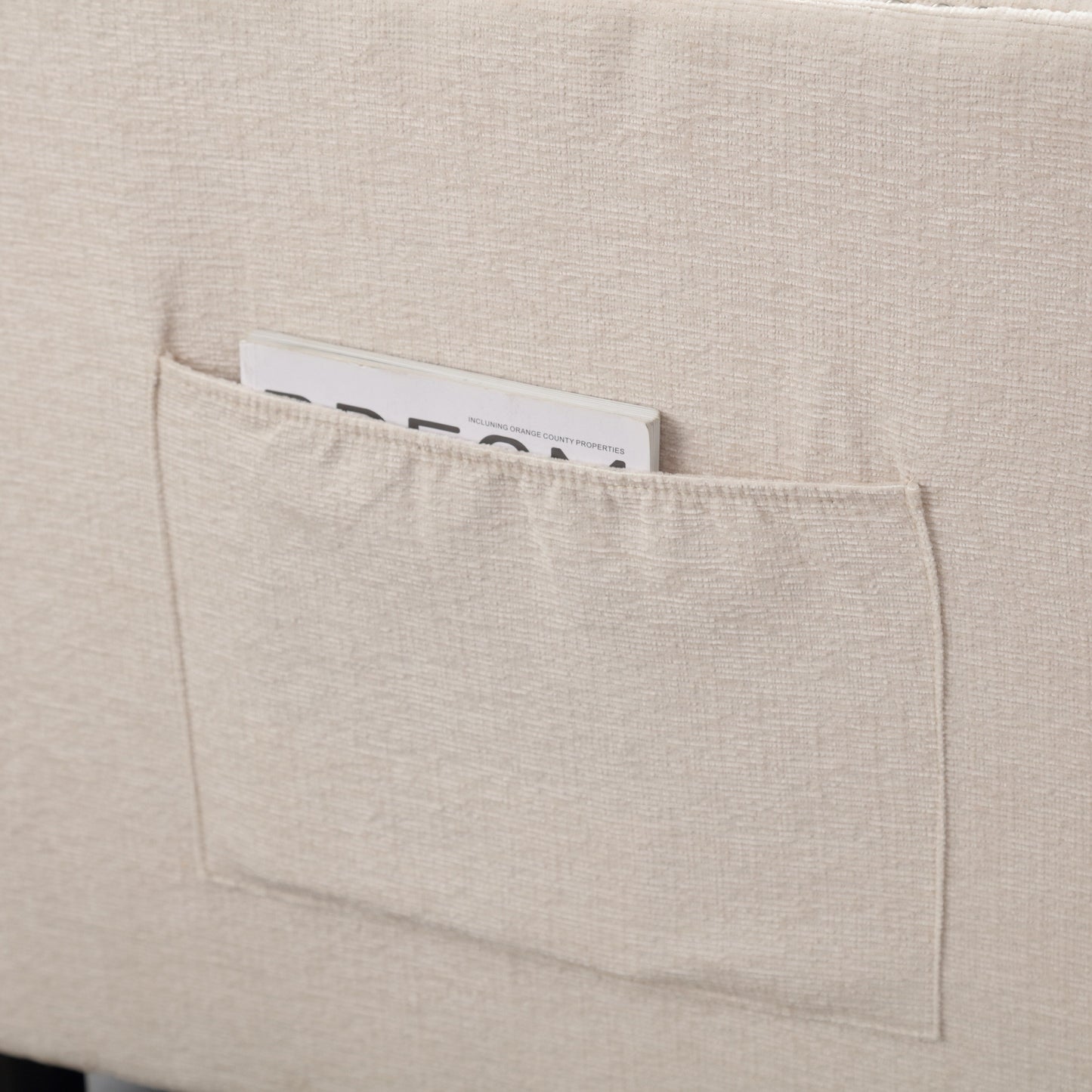 Divano a due posti in ciniglia beige con tasca e borchie