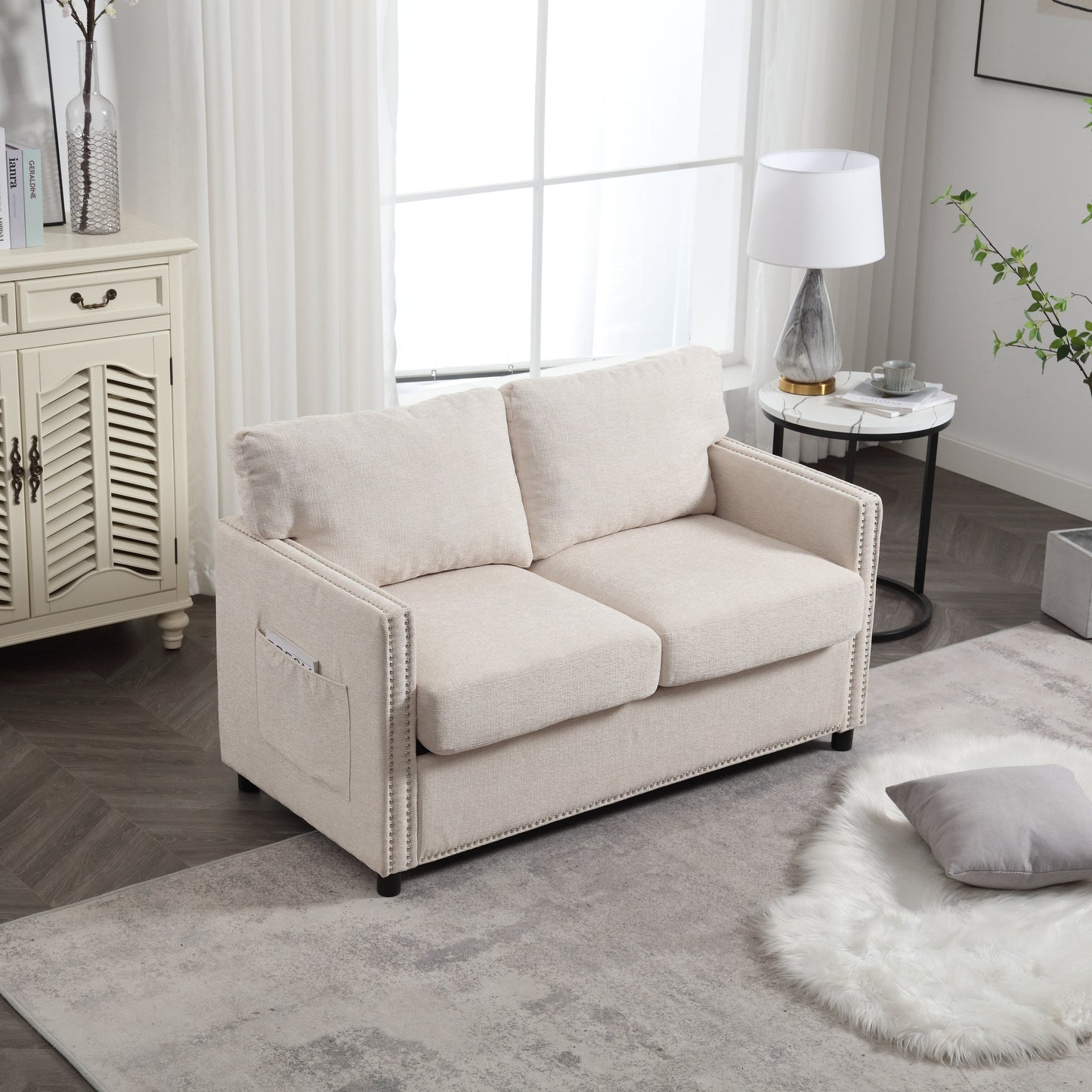 Divano a due posti in ciniglia beige con tasca e borchie