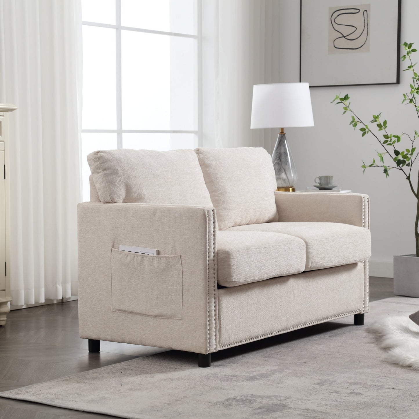 Divano a due posti in ciniglia beige con tasca e borchie