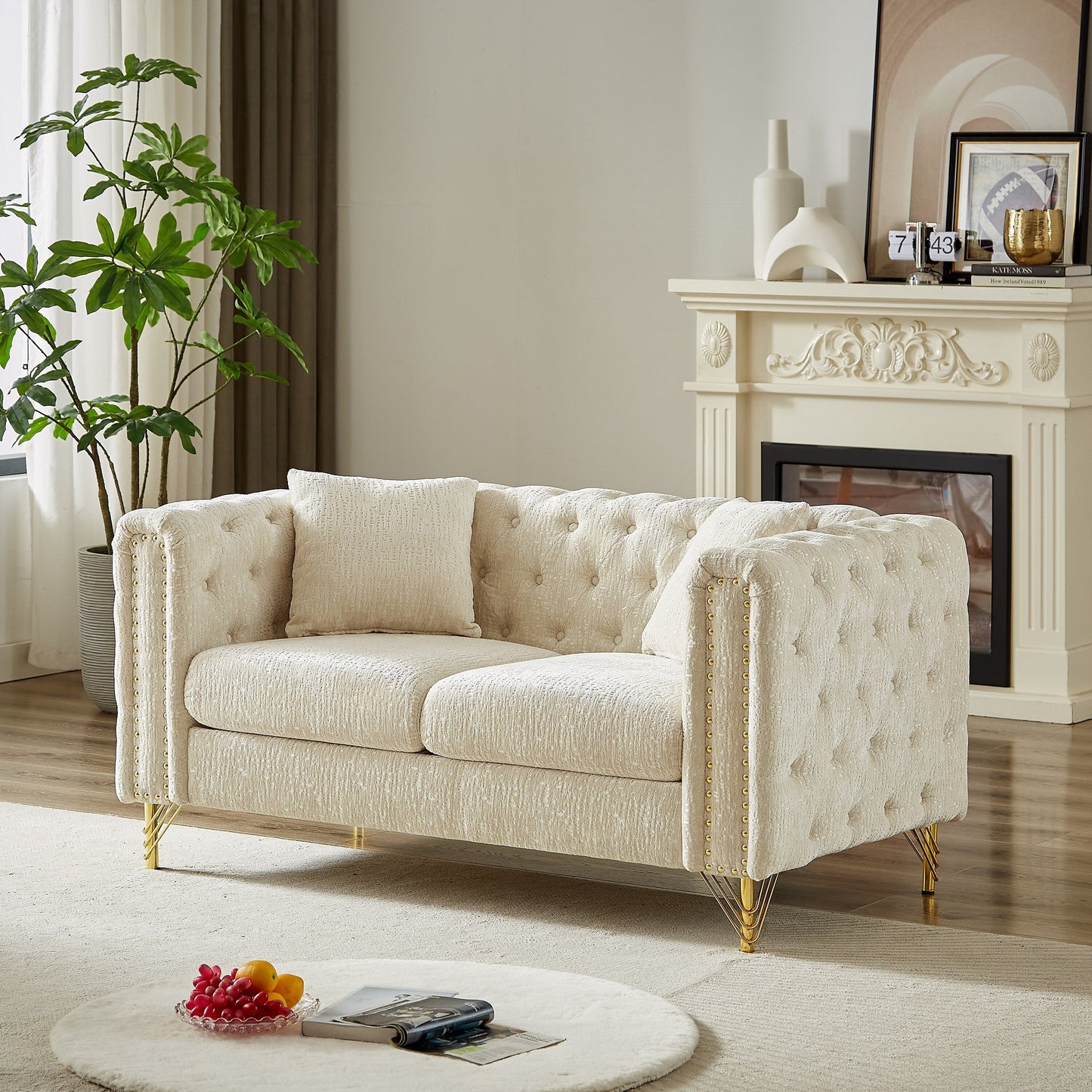 Divano a due posti imbottito in ciniglia beige con gambe in metallo