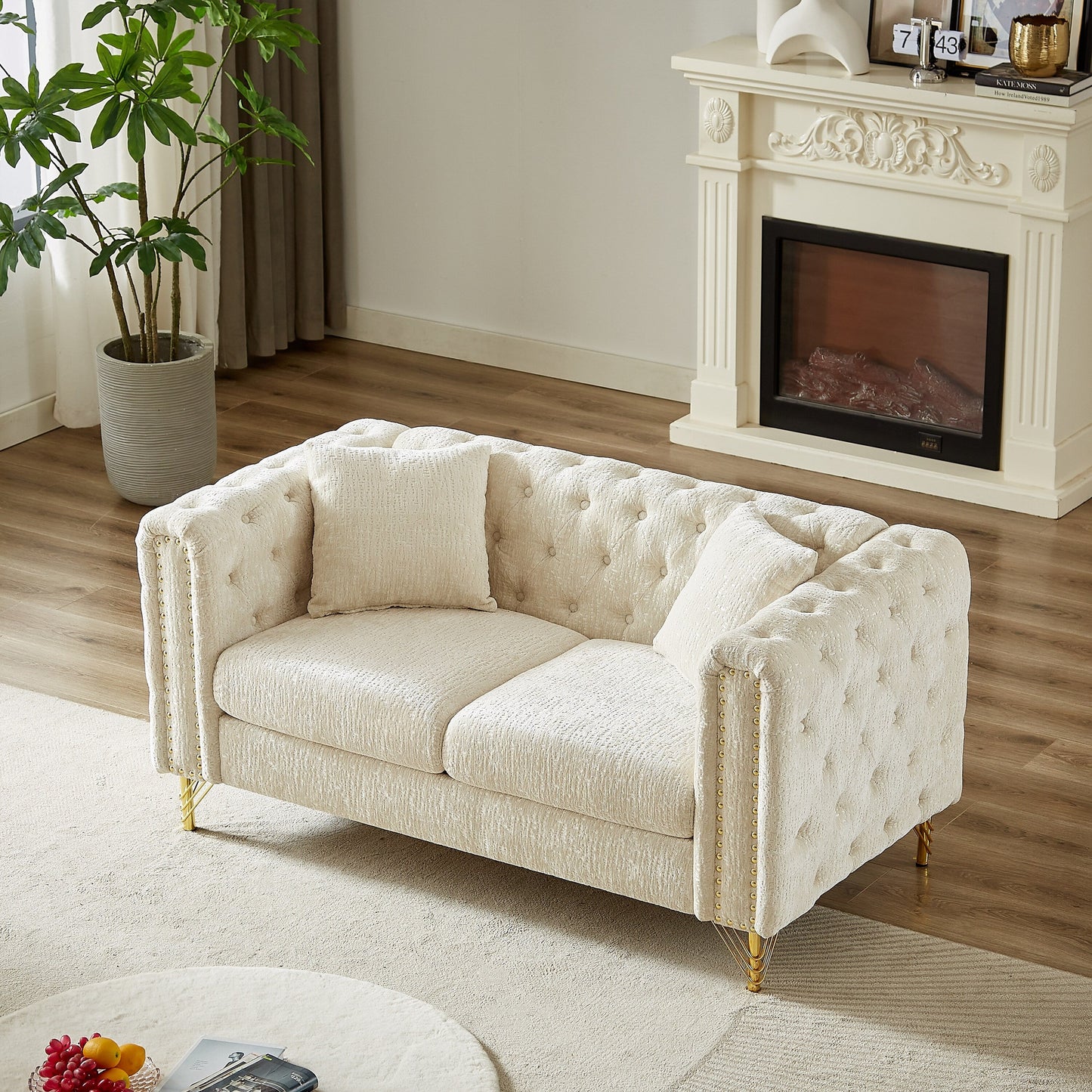 Divano a due posti imbottito in ciniglia beige con gambe in metallo