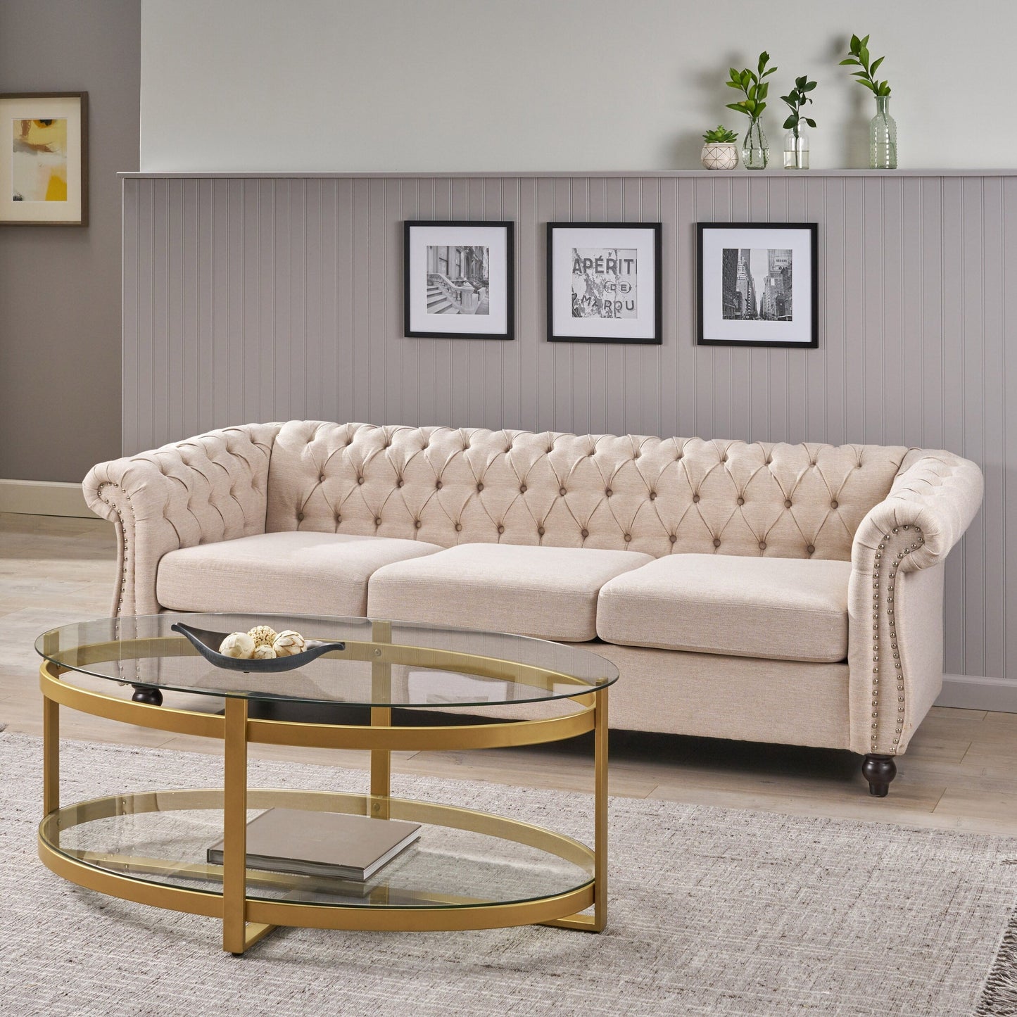 Divano Chesterfield beige a 3 posti con bottoni e borchie