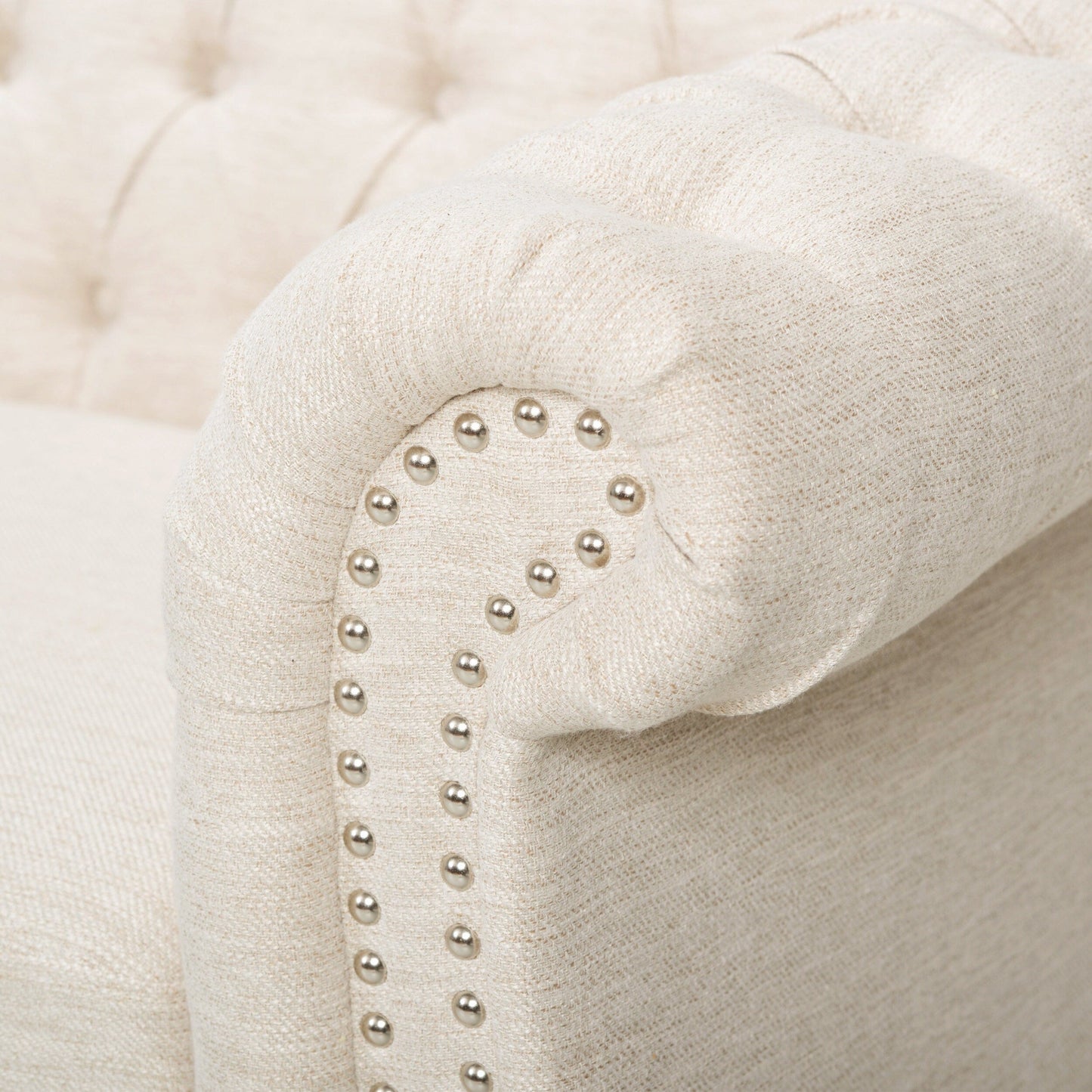Divano Chesterfield beige a 3 posti con bottoni e borchie