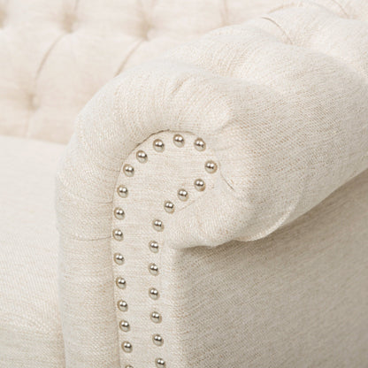 Divano Chesterfield beige a 3 posti con bottoni e borchie