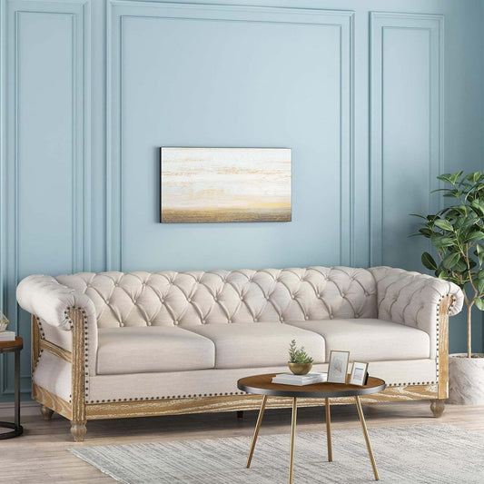 Divano Chesterfield beige a 3 posti con bottoni e gambe in legno