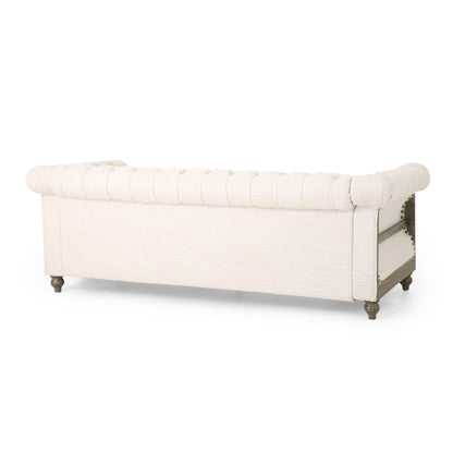 Divano Chesterfield beige a 3 posti con bottoni e gambe in legno