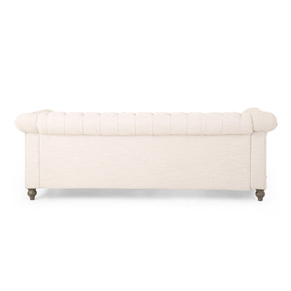 Divano Chesterfield beige a 3 posti con bottoni e gambe in legno