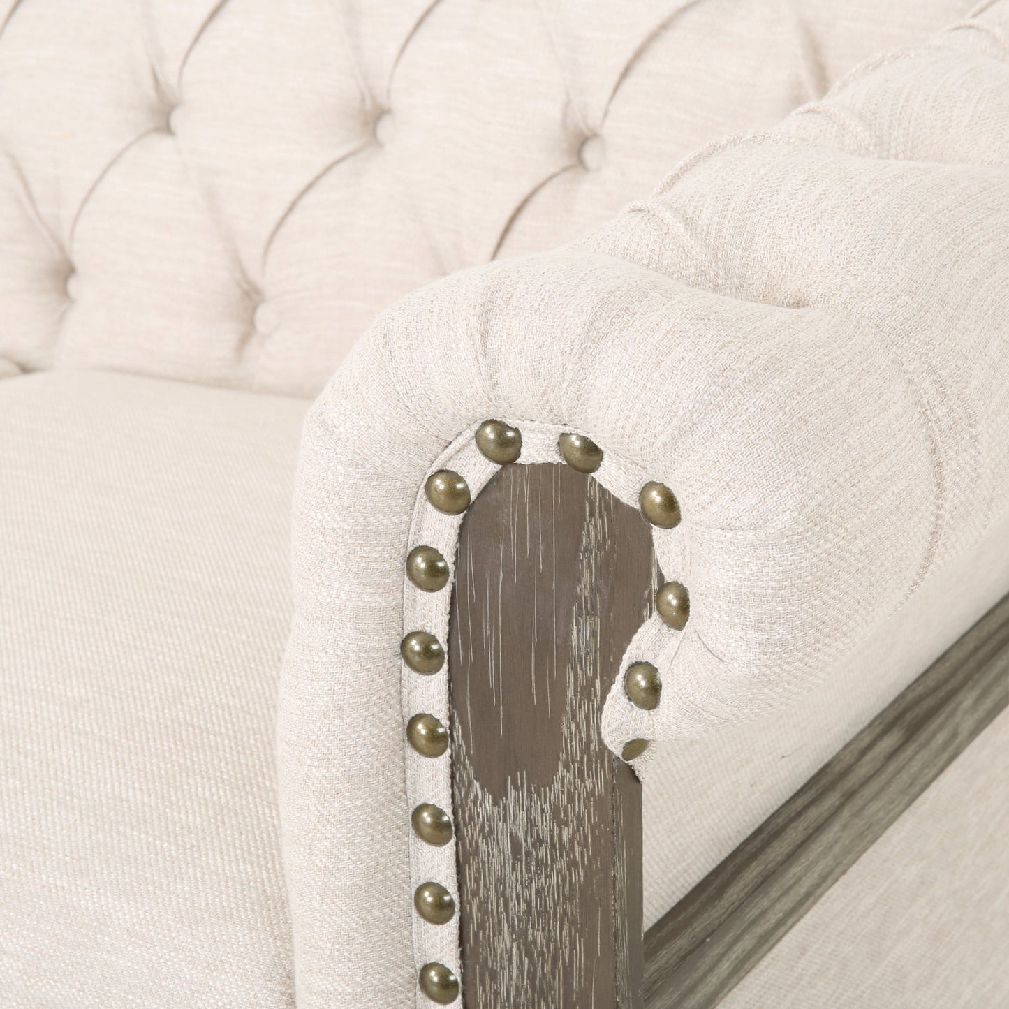 Divano Chesterfield beige a 3 posti con bottoni e gambe in legno