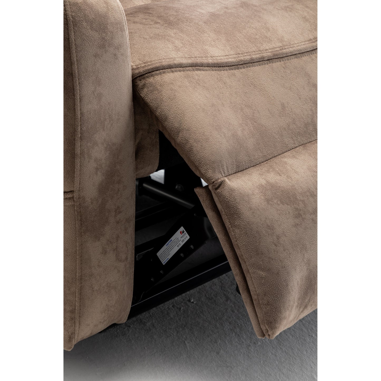 Poltrona reclinabile elettrica beige per anziani con motore OKIN, reclinazione completa di 180°, ampia seduta e tasche portaoggetti laterali