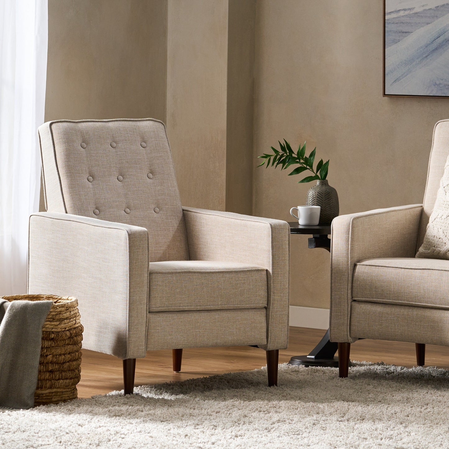 Poltrona reclinabile imbottita Mid-Century in tessuto beige con poggiapiedi, schienale con bottoni trapuntati, gambe in legno di faggio