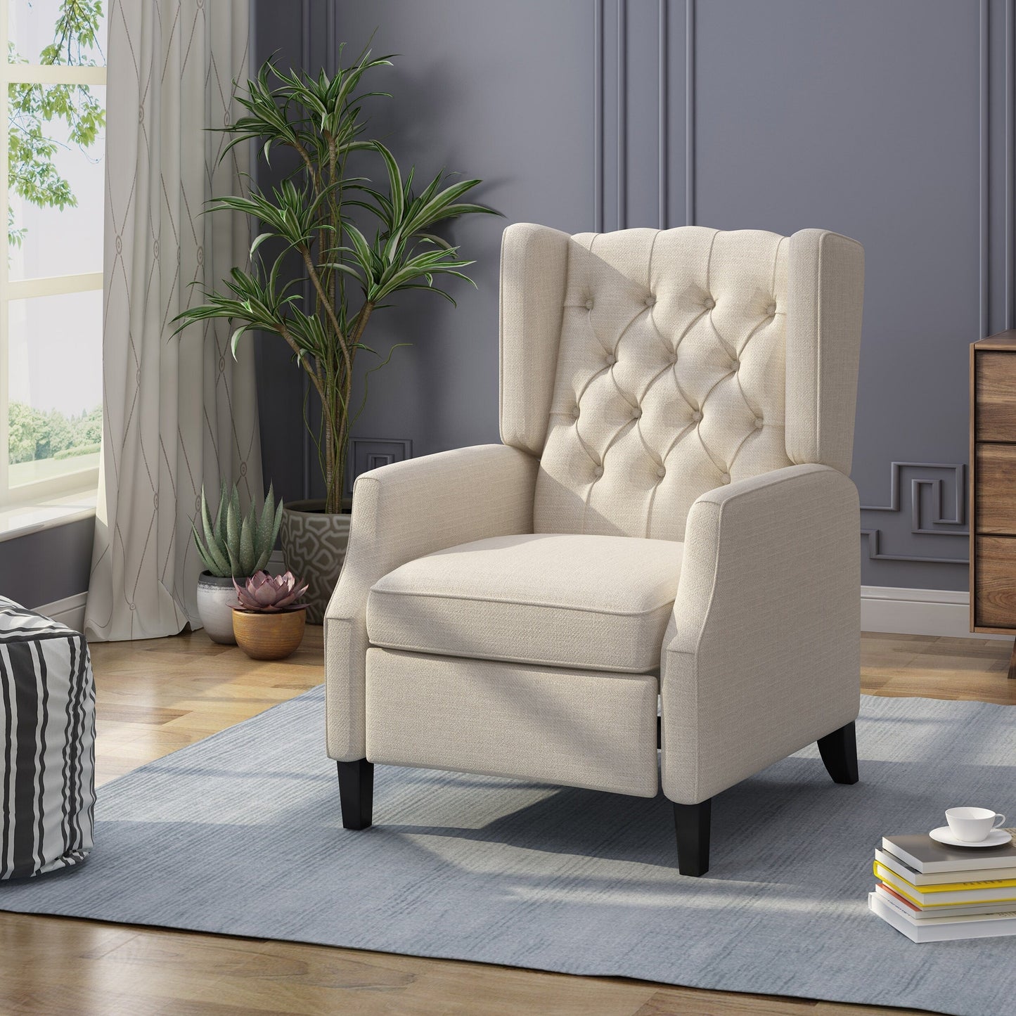 Poltrona reclinabile Mid-Century in tessuto beige con schienale a ali e poggiapiedi, schienale con bottoni trapuntati