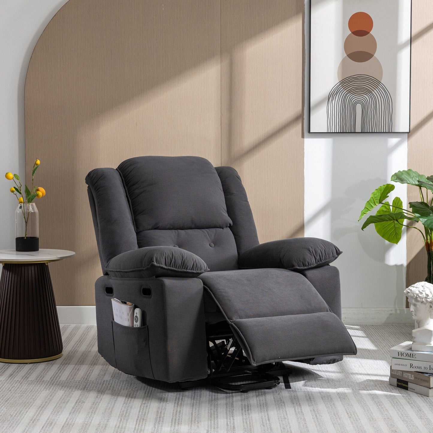 Poltrona reclinabile beige con massaggio riscaldato, infinite posizioni di reclinazione, tasche laterali e braccioli retrattili per il massimo comfort