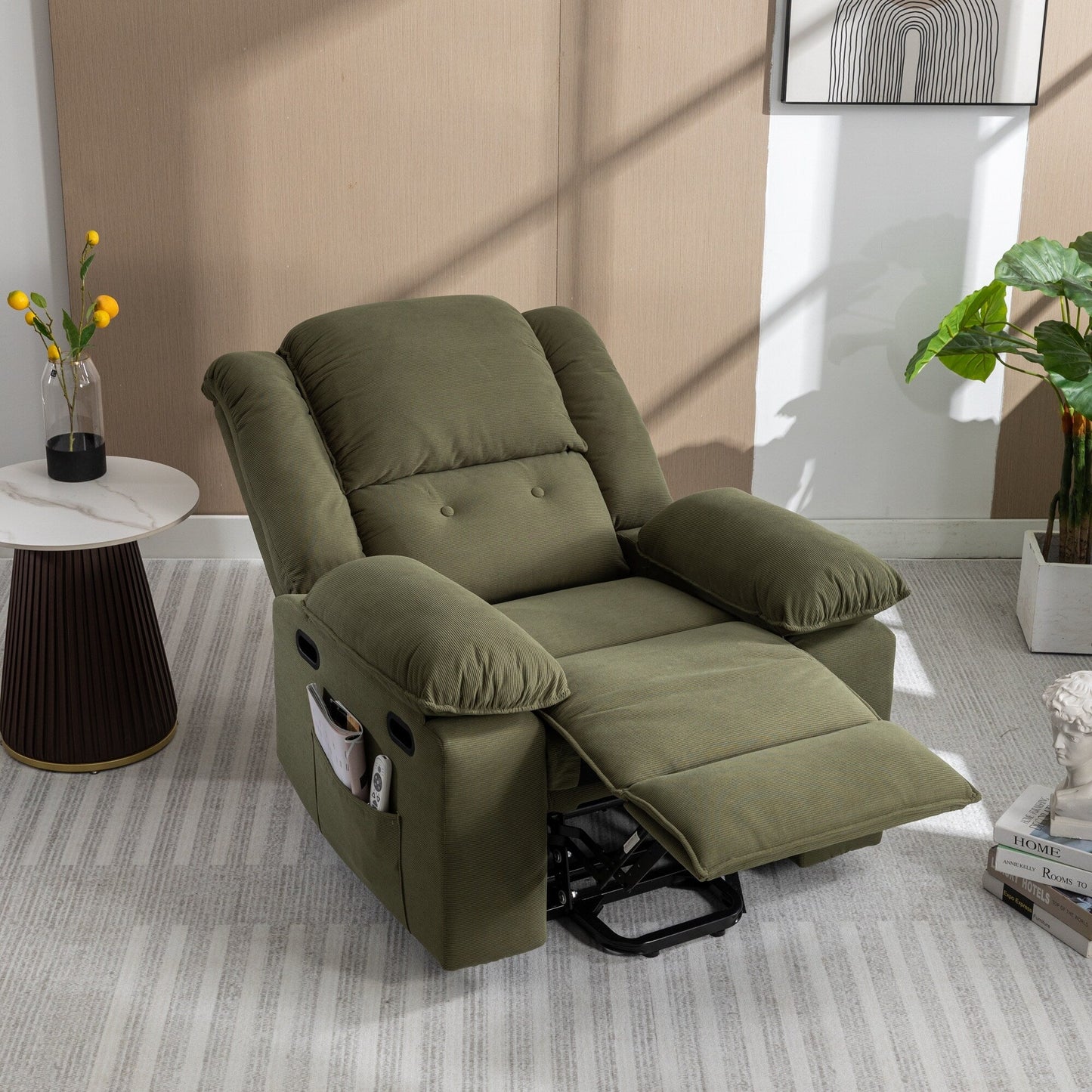 Poltrona reclinabile beige con massaggio riscaldato, infinite posizioni di reclinazione, tasche laterali e braccioli retrattili per il massimo comfort