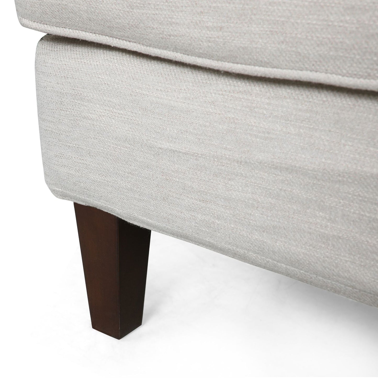 Divano a due posti beige imbottito con cuscini e gambe in legno
