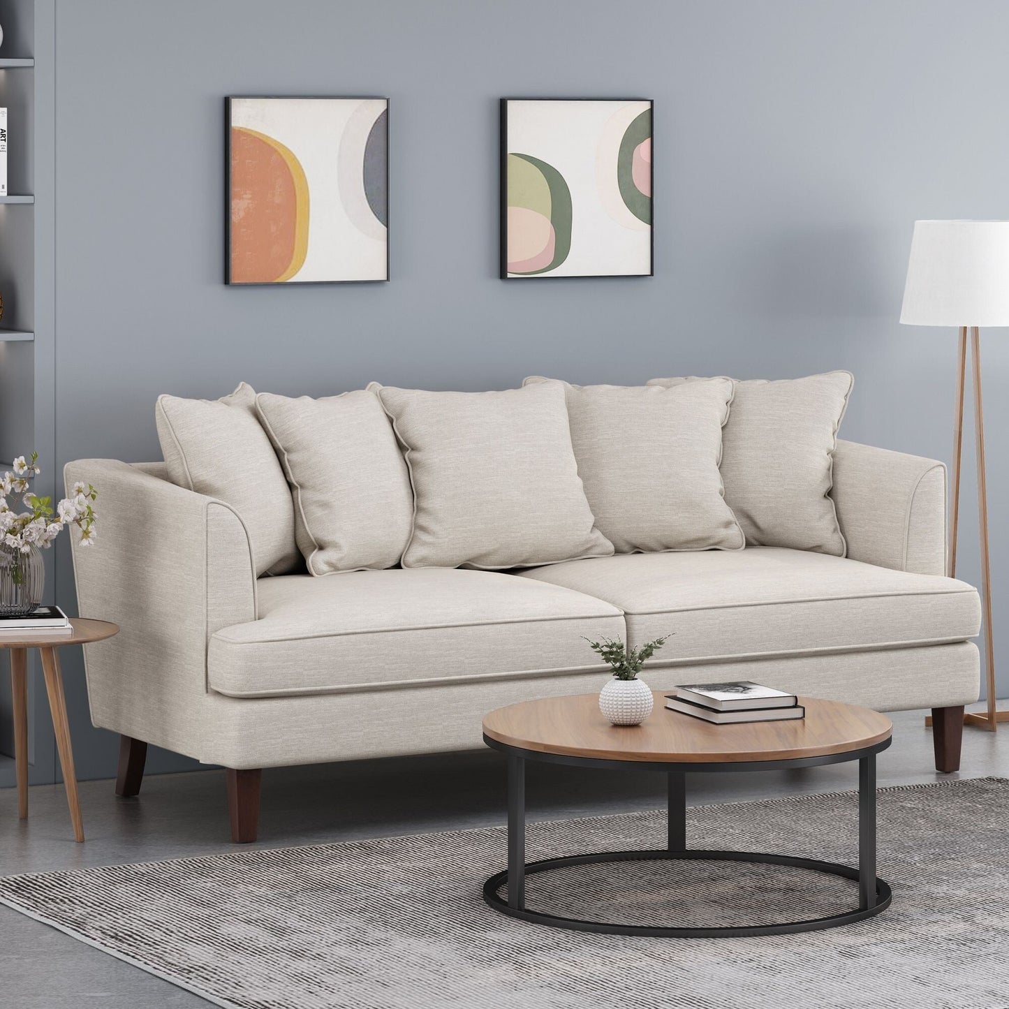Divano a due posti beige imbottito con cuscini e gambe in legno