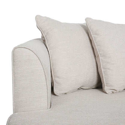 Divano a due posti beige imbottito con cuscini e gambe in legno