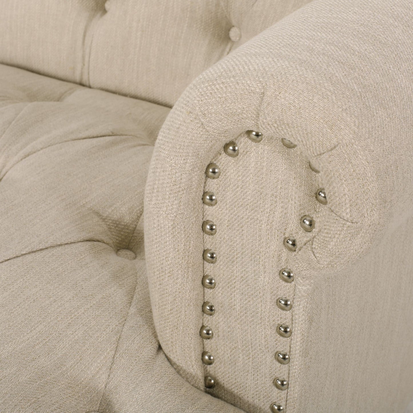 Divano moderno beige 74 a 3 posti con borchie e gambe in legno per soggiorno
