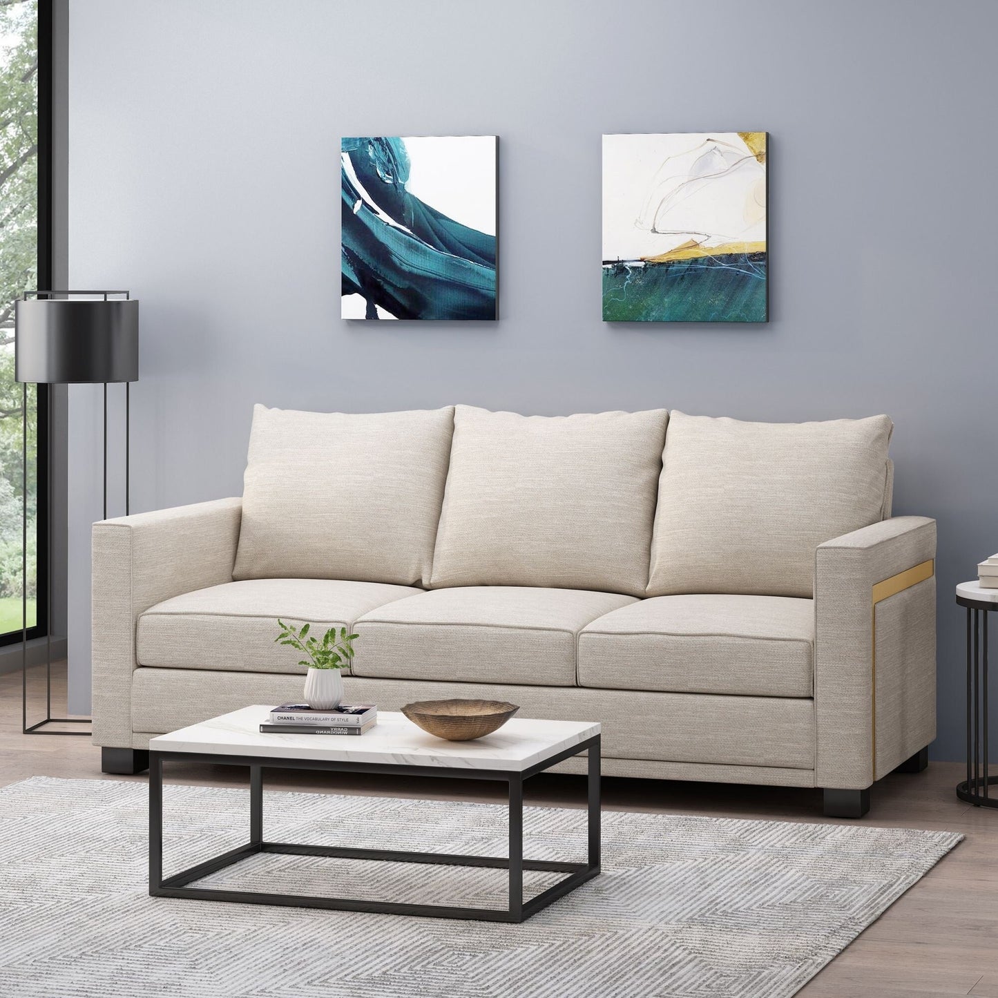 Divano imbottito moderno beige 80.25 a 3 posti con cuscini e gambe in legno per soggiorno