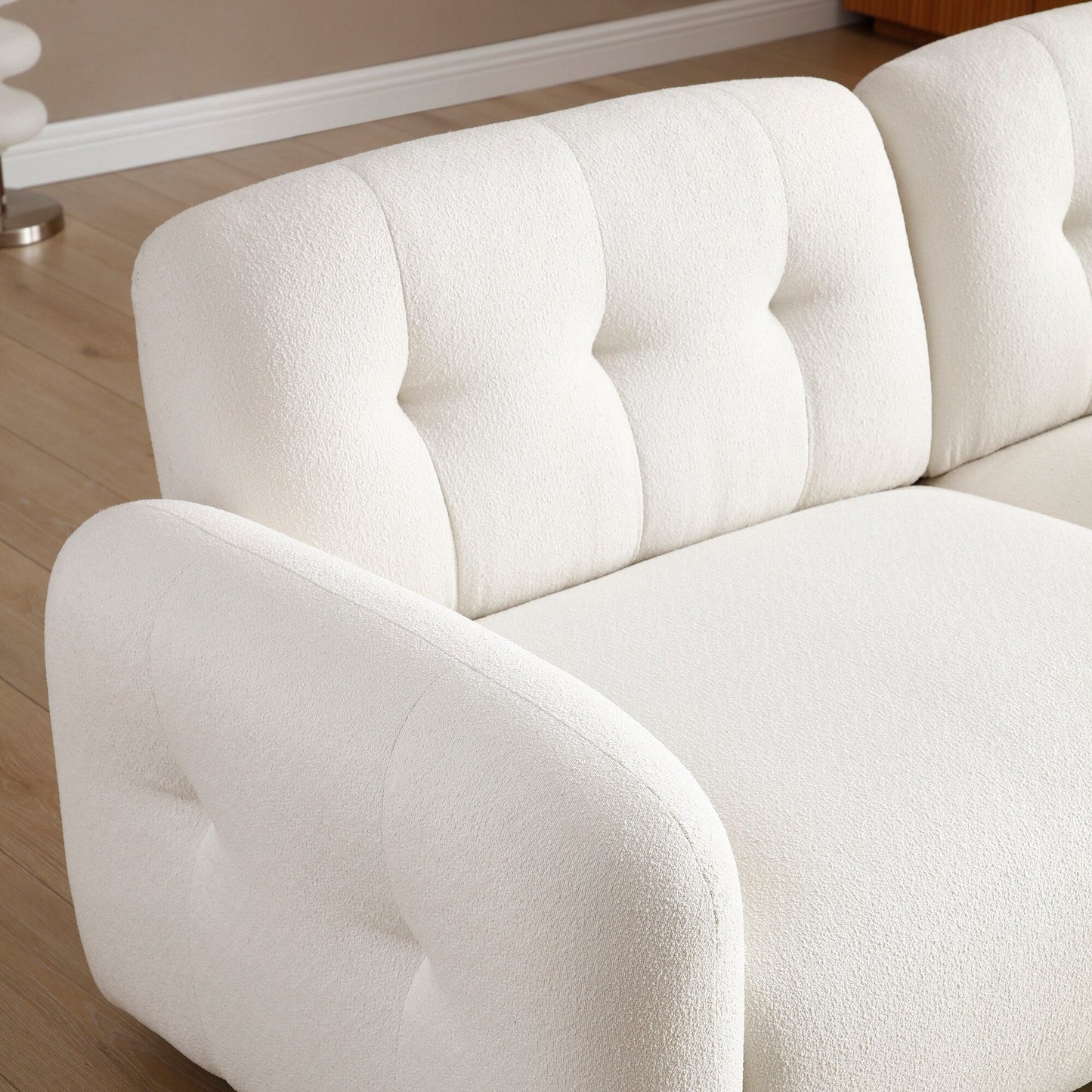 Divano moderno beige Teddy a 3 posti con seduta profonda, gambe in legno e rivestimento per soggiorno