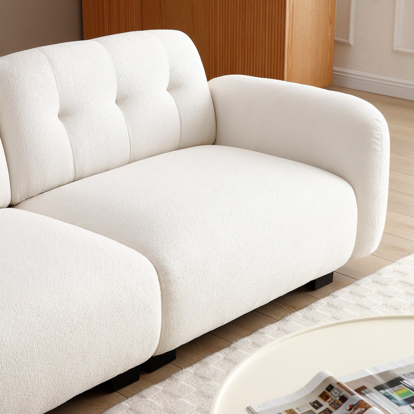 Divano moderno beige Teddy a 3 posti con seduta profonda, gambe in legno e rivestimento per soggiorno
