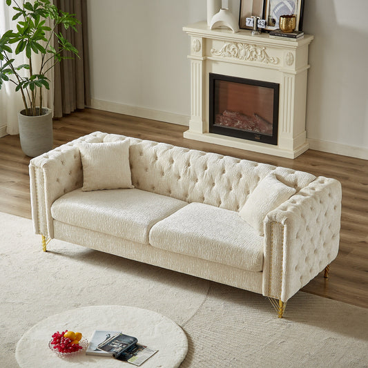 Divano moderno beige a 3 posti con 82 bottoni in ciniglia, imbottito e trapuntato, decorazione con chiodi in rame e gambe in metallo