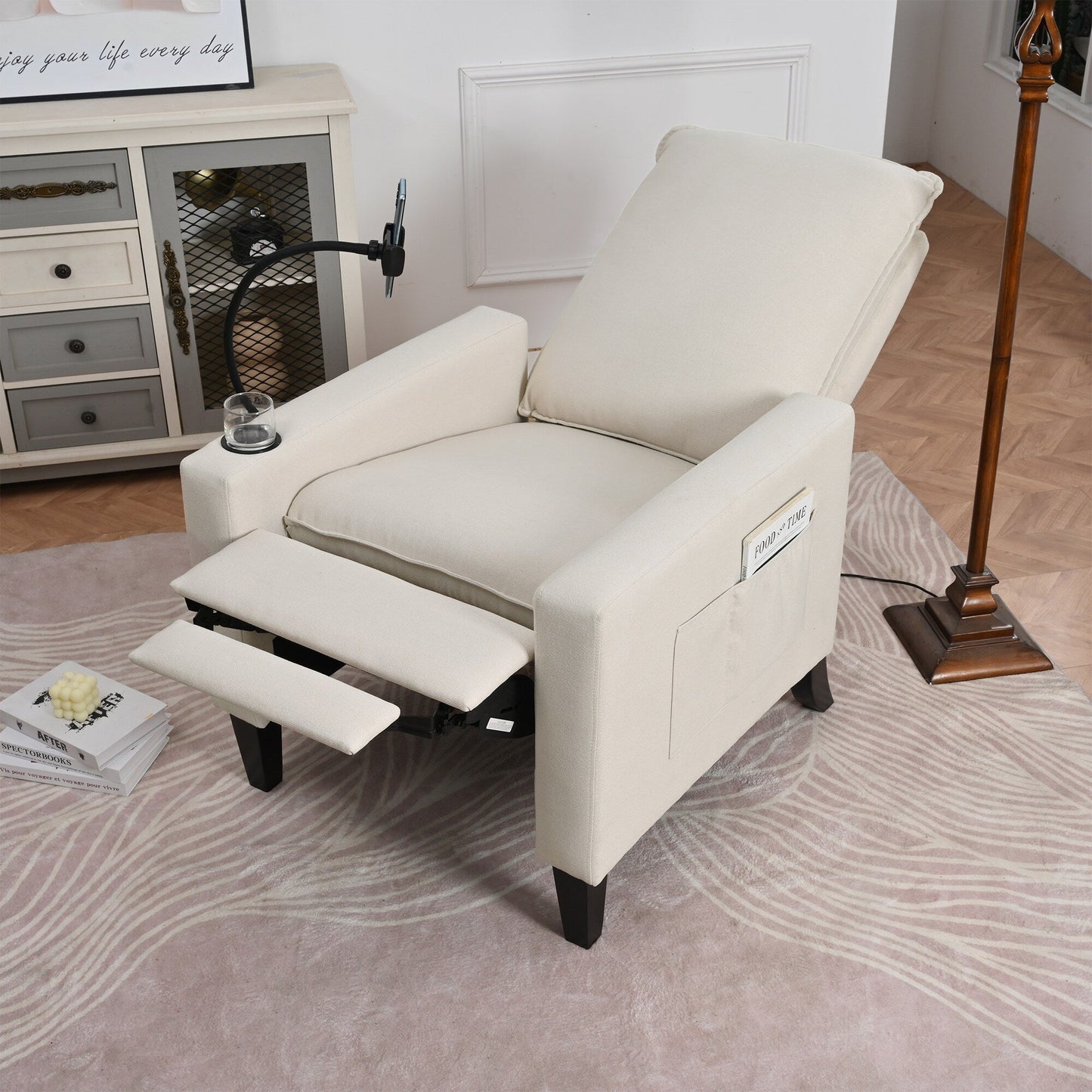 Poltrona reclinabile manuale moderna in tessuto beige con porta cellulare, portabicchieri e poggiapiedi
