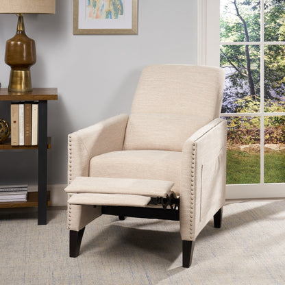 Poltrona reclinabile moderna in tessuto beige con poggiapiedi, dettagli con borchie e gambe in legno di betulla