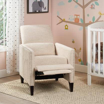 Poltrona reclinabile moderna in tessuto beige con poggiapiedi, dettagli con borchie e gambe in legno di betulla