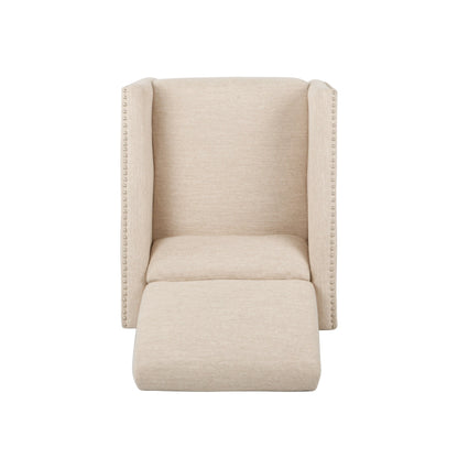 Poltrona reclinabile moderna in tessuto beige con poggiapiedi, dettagli con borchie e gambe in legno di betulla