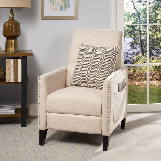 Poltrona reclinabile moderna in tessuto beige con poggiapiedi, dettagli con borchie e gambe in legno di betulla