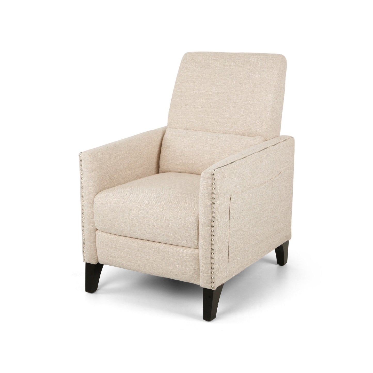 Poltrona reclinabile moderna in tessuto beige con poggiapiedi, dettagli con borchie e gambe in legno di betulla