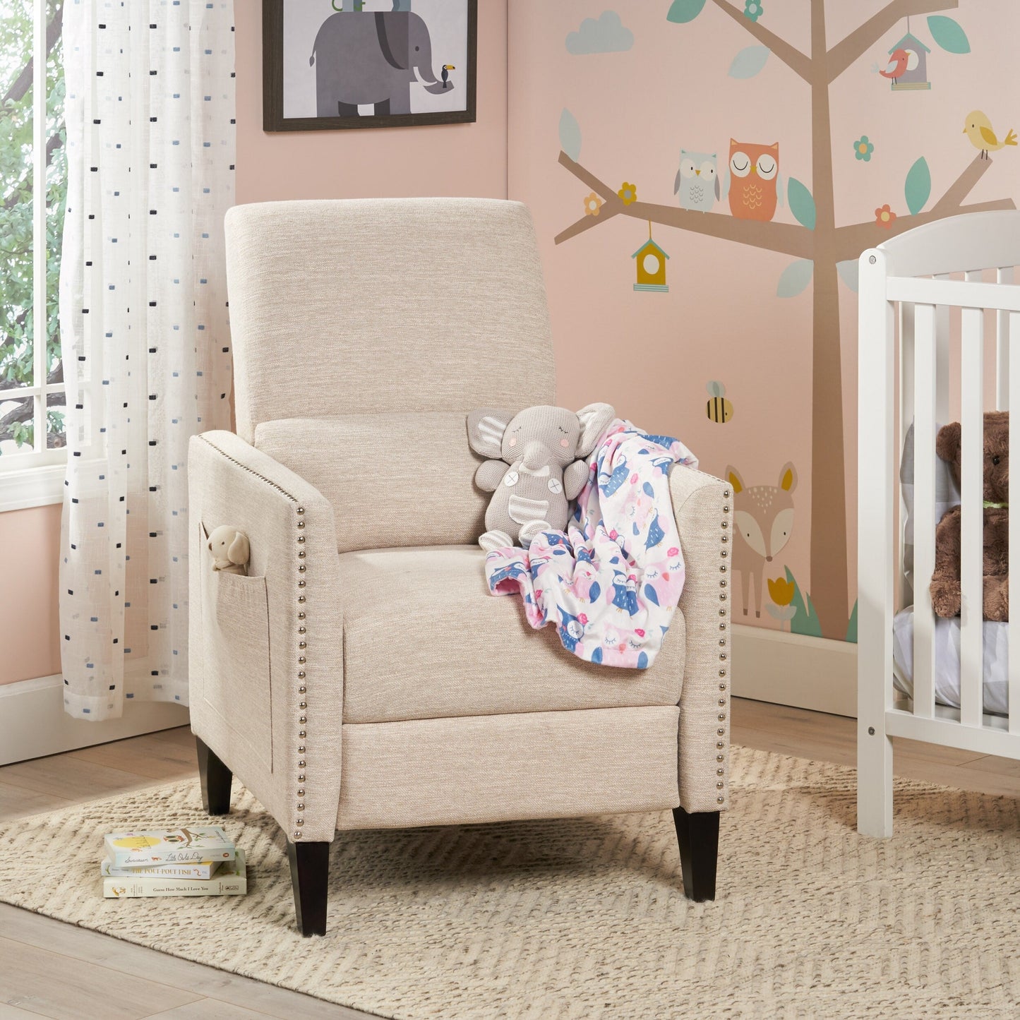 Poltrona reclinabile moderna in tessuto beige con poggiapiedi, dettagli con borchie e gambe in legno di betulla